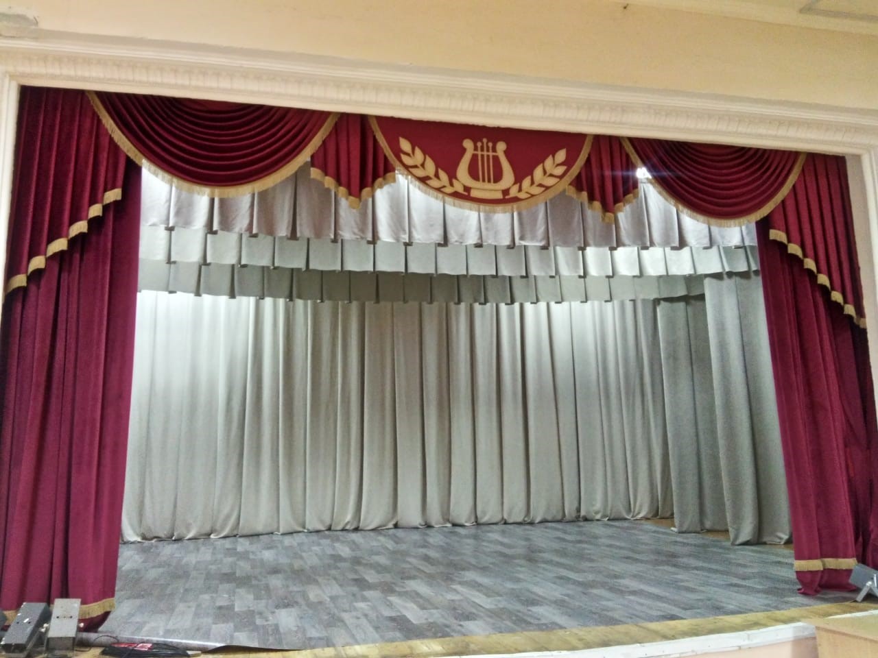 сцена актового зала оформление